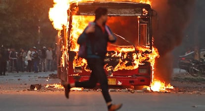 Autobús incendiado durante las protestas contra la enmienda a la ley de ciudadanía, este domingo en Nueva Delhi.