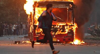 Autobús incendiado durante las protestas contra la enmienda a la ley de ciudadanía, este domingo en Nueva Delhi.