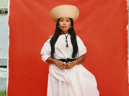 Yalitza Aparicio lleva vestido de JULIETA Y RENATA, sombrero de BELRIO y pendientes, anillos y pulsera 
Clash de CARTIER.