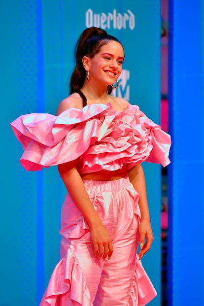 Rosalía en la alfombra roja de los MTV EMA's.