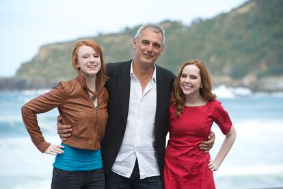 El director Laurent Cantet, junto con las actrices Katie Cosini y Madeleine Bisson posan en el 'photocall' por la película 'Fosfire" en el Festival Internacional de San Sebastián en 2012.