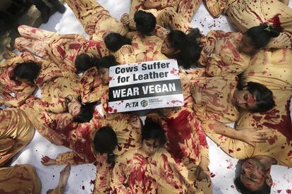 Activistas de la organización ecologista PETA participan en una protesta en contra del uso de piel de animales en la industria textil, bajo el lema 'Las vacas sufren por el cuero, viste vegano', en Nueva Delhi, la India.
