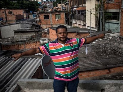 Claudinho, no topo de sua casa na favela Monte Azul.