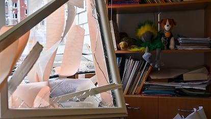 Una finestra trencada a causa de l’atac d’un míssil rus a Lviv, Ucraïna, el desembre de 2023.