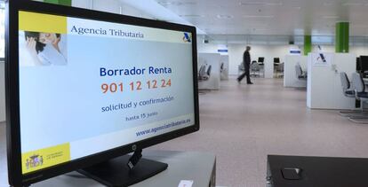 Interior de una oficina en la sede de la Agencia Estatal de Administración Tributaria en Castilla y León en Valladolid.