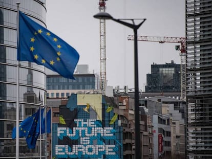 Sede da Comissão Europeia e, ao lado do edifício, uma obra do artista belga NovaDead com uma mensagem europeísta.