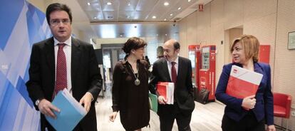 Óscar López, Soraya Rodríguez, Pérez Rubalcaba y Elena Valenciano, en la sede del PSOE.