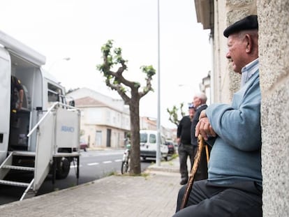 Un hombre sentado ante una oficina móvil de Abanca en Albarellos de Monterrei (Ourense), en 2019.