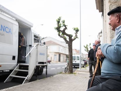 Vecinos de Albarellos de Monterrei (Ourense) ante una sucursal m&oacute;vil de Abanca.