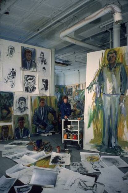 Elaine de Kooning, en su estudio de Nueva de York, trabaja sobre varios retratos del presidente Kennedy.