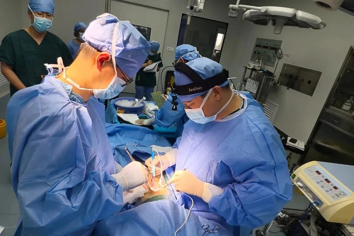 El equipo de cirujanos de Beicheng Sun y el Primer Hospital Afiliado de la Universidad Médica de Anhui, en Hefei.