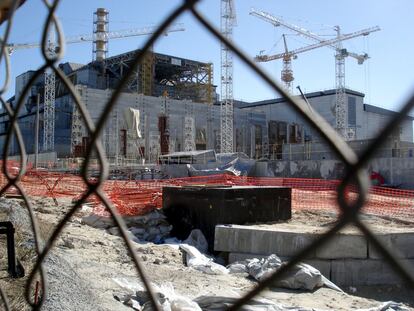 El consorcio que construye el segundo sarcófago tuvo que levantar un muro de hormigón junto al reactor número 4 para proteger a sus trabajadores de la radiación. Ahora tienen jornadas de ocho horas; antes solo podían estar tres.