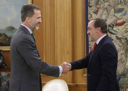 El rey Felipe VI recibe hoy en el Palacio de la Zarzuela al presidente de UPN, Javier Esparza (d), en la primera jornada de su ronda de contactos para buscar candidato a la investidura.