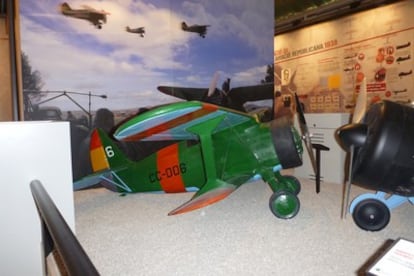 Maqueta de un Polikarpov I.16, chato. A la derecha, el morro de un Polikarpov I-15, mosca.