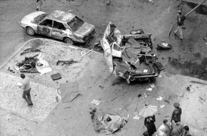 25 de abril de 1986. El cuerpo de un guardia civil yace bajo una manta y su tricornio tras el atentado contra un Land Rover en la esquina de las calles de Juan Bravo y Prncipe de Vergara de Madrid, tras el atentado de ETA que cost la vida a cinco personas.