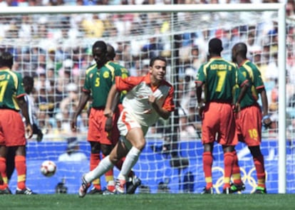Xavi celebra un gol ante Camerún en los Juegos Olímpicos de 2000.
