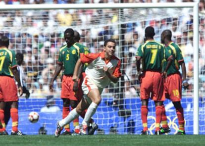 Xavi celebra un gol ante Camerún en los Juegos Olímpicos de 2000.