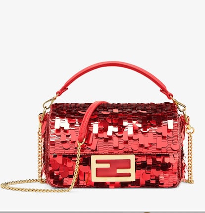 El modelo Baguette Mini de Fendi con piel roja y lentejuelas se puede llevar en la mano, en el hombro o cruzado gracias al asa y a la bandolera extraíbles.