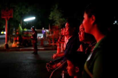 Espectadores miran la última ambulancia que transportaba a las niños rescatadas del complejo de cuevas de Tham Luang en Chiang Rai (Tailandia).