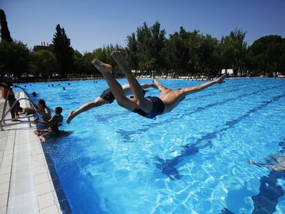 Ambiente el verano de 2018 en la piscina municipal de Aluche. 