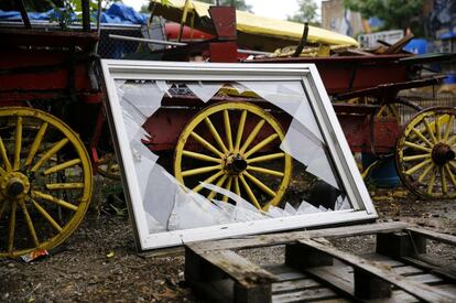 Una ventana rota descansa contra un carro tirado por caballos en desuso, en un establo arabber en Baltimore. Durante décadas, se ha estado pronosticando que el arabbing -un nombre derivado de un antiguo término para vendedores ambulantes del Londres del siglo XIX-, estaba a punto de desaparecer. Los conservacionistas menonitas han ayudado a mantener a los jinetes urbanos en las últimas décadas.