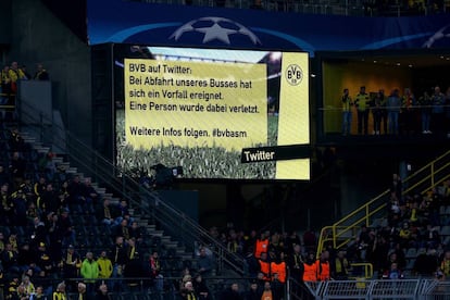 Telão do estádio em Dortmund, na Alemanha, avisa sobre a explosão que feriu o jogador Marc Bartra.