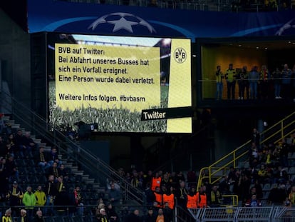 Telão do estádio em Dortmund, na Alemanha, avisa sobre a explosão que feriu o jogador Marc Bartra.