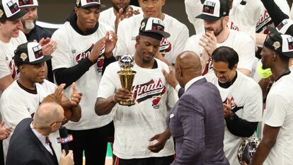 Jimmy Butler recibe el premio Larry Bird al mejor jugador de la final de la Conferencia Este tras el partido de este lunes.