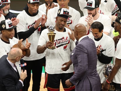 Jimmy Butler recibe el premio Larry Bird al mejor jugador de la final de la Conferencia Este tras el partido de este lunes.