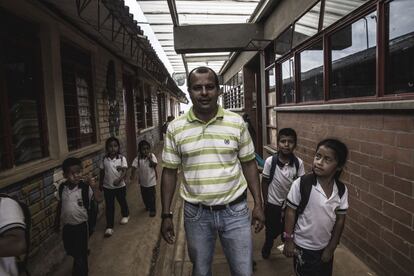 Óscar Arenas Guzmán es el director del colegio de la vereda de Las Guacas, en la cordillera del Cauca. “Los niños están afectados psicológicamente. Cuando hay un estallido de violencia, muchos ya ven la situación como algo normal, pero otros tienen miedo, entran en estado de shock y se ponen a llorar”.