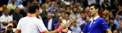 Federer y Djokovic se saludan tras el partido.