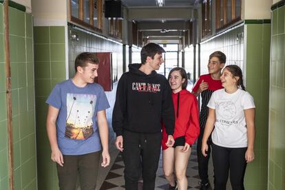 Laura con compañeros en un pasillo del instituto. Esos días el centro estaba especialmente bullicioso por los preparativos de Halloween. Según Laura, este ya se ha convertido en “el fiestón del año” para los alumnos del Martín Recuerda.