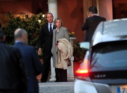 Bruno Gómez Acebo, junto a su hermana Simoneta Gómez Acebo, hijos de la infanta Pilar de Borbón, fallecida este miércoles a los 83 años de edad, a su llegada a la capilla ardiente instalada en su domicilio de Madrid. 