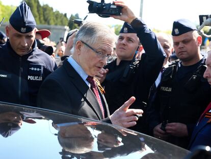 El embajador ruso en Polonia, Serguéi Andréyev, el martes, cuando manifestantes contra la guerra le impidieron dejar flores en el cementerio-mausoleo de los soldados soviéticos en Varsovia.