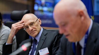 El presidente del Consejo de Supervisión del BCE, Andrea Enria, escuchando al jefe de la Autoridad Europea Bancaria, José Manuel Campa.