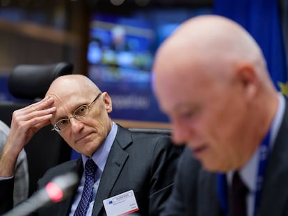 El presidente del consejo de supervisión del BCE, Andrea Enria, observa al de la Autoridad Bancaria Europea, José Manuel Campa, durante la comparecencia en el Parlamento Europeo.