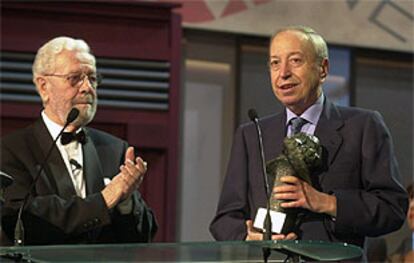 Dibildos, con Luis García Berlanga a su derecha, agradece el Goya de Honor en la ceremonia de 2001.
