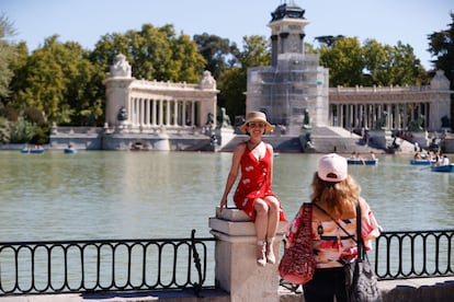 Una turista se fotografía en el parque del Retiro de Madrid.