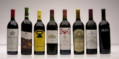 Una hilera de botellas consideradas de alto nivel (con precios datados en 2010). Por orden: 1985 Margaux, a 750 euros; 1995 Mouton Rothchild Pauillac, a 679: Far Niente 1997 Cab Sauv. Napa Valley, a 150; Ch. Montrosse 1990, a 998; Vega Sicilia 1990, a 260, y Fonseca Vintage Port 1963, a 510.