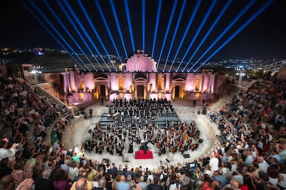 Riccardo Muti interrumpe ‘Casta Diva’ por la llamada islámica al rezo nocturno, el domingo en Gerasa (Jordania), en una foto cedida por el Festival de Rávena.