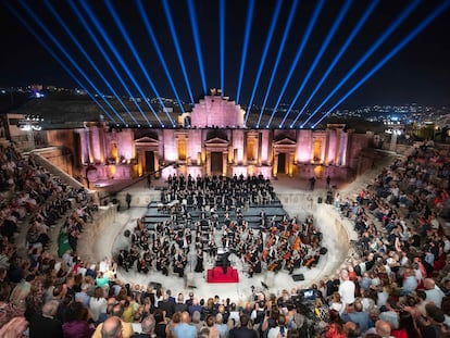 Riccardo Muti interrumpe ‘Casta Diva’ por la llamada islámica al rezo nocturno, el domingo en Gerasa (Jordania), en una foto cedida por el Festival de Rávena.