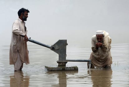 Un pakistan bebe agua de una bomba de mano en un rea inundada en el distrito de Nowshera, en la provincia de Khyber Pakhtunkhwa.