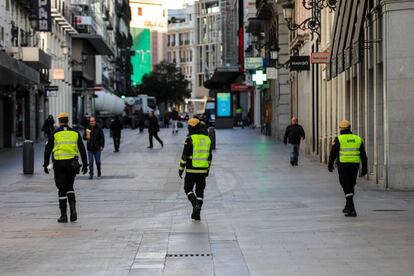 Militares de la UME patrullan por Madrid para controlar quién sale de casa en plena crisis del coronavirus.  