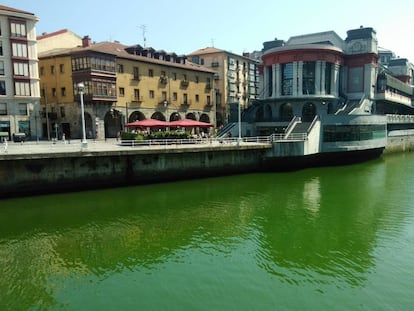 Aspecto de la ría a su paso por el mercado de Bilbao este sábado.