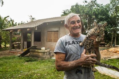 Adaíldo Carneiro de Lima, com a camiseta Playboy, mostra sua casa adquirida pelo Minha Casa Minha Vida.