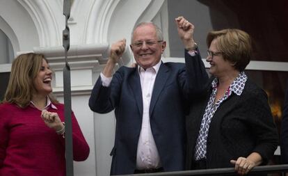 El candidato Pedro Pablo Kuczynski celebra los resultados preliminares desde su balc&oacute;n, con su candidata a la vicepresidencia, Mercedes Araoz (izq) y su esposa, Nancy Lange.