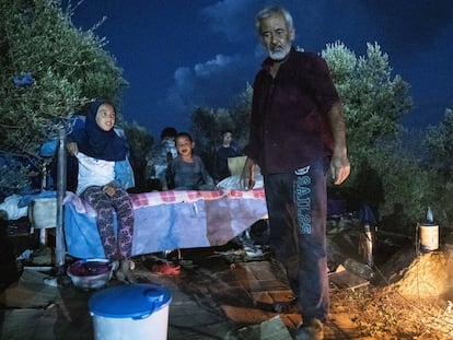 Noche al raso en los escombros de Moria (Lesbos), en imágenes