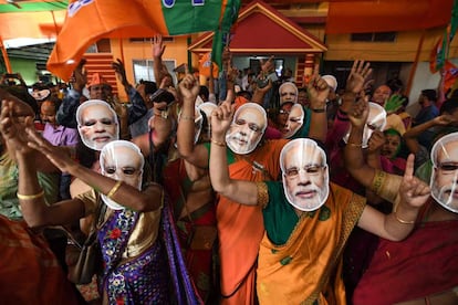 Partidarios de Modi celebran los resultados electorales este jueves en Guwahati.
