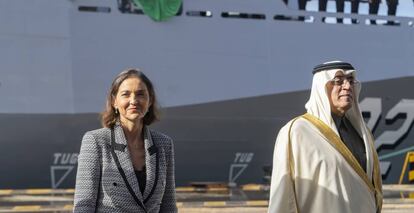 La ministra de Industria, Comercio y Turismo, Reyes Maroto, junto al embajador de Arabia Saudí, Azzam Abdulkarim Al-Qain, durante la ceremonia de entrega de la tercera de las cinco corbetas que Navantia ha entregado a la Royal Saudi Naval Force (RSNF) en el astillero de San Fernando (Cádiz), este domingo.