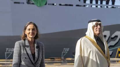 La ministra de Industria, Comercio y Turismo, Reyes Maroto, junto al embajador de Arabia Saudí, Azzam Abdulkarim Al-Qain, durante la ceremonia de entrega de la tercera de las cinco corbetas que Navantia ha entregado a la Royal Saudi Naval Force (RSNF) en el astillero de San Fernando (Cádiz), este domingo. 